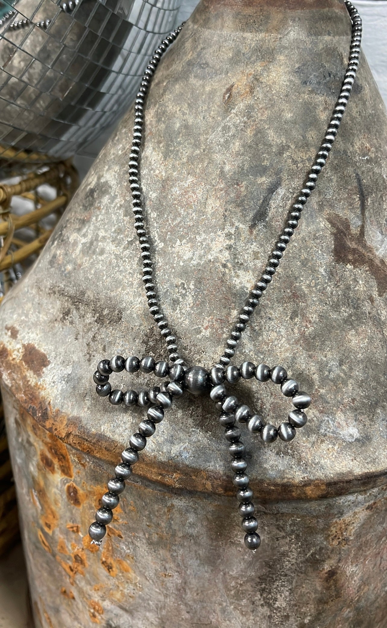 The Solid Bow Necklace